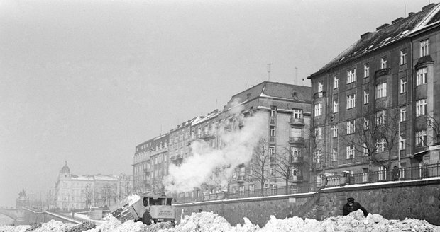 Zamrzlá Vltava a haldy sněhu na břehu roku 1940