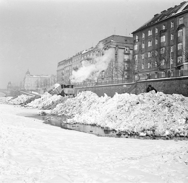 Zamrzlá Vltava a haldy sněhu na břehu roku 1940.