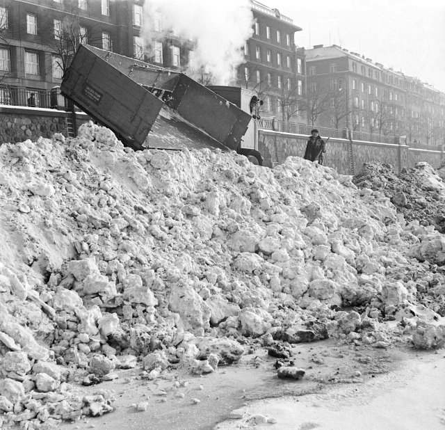 Zamrzlá Vltava a haldy sněhu na břehu roku 1940.