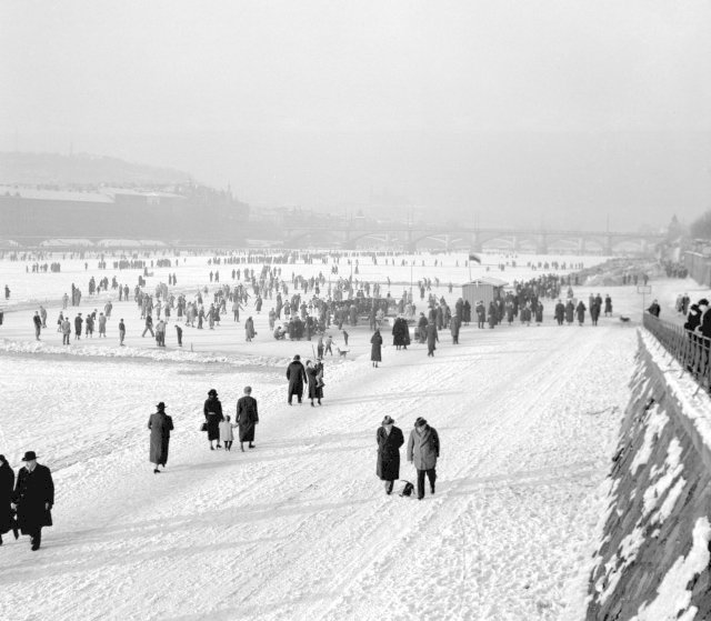 Zimní radovánky v plném proudu, zamrzlá Vltava roku 1937