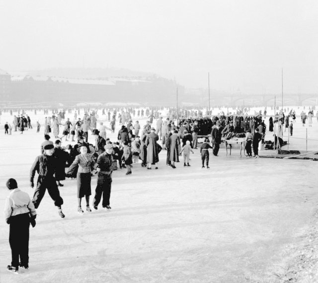 Nedělní Praha roku 1937: Bruslení na zamrzlé Vltavě.