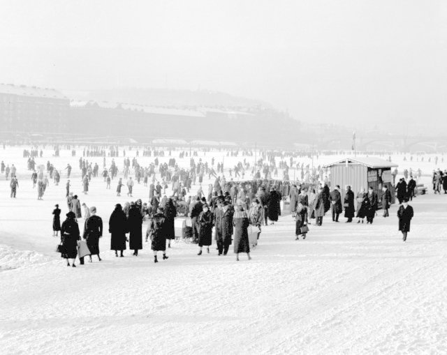 Nedělní Praha roku 1937: Bruslení na zamrzlé Vltavě