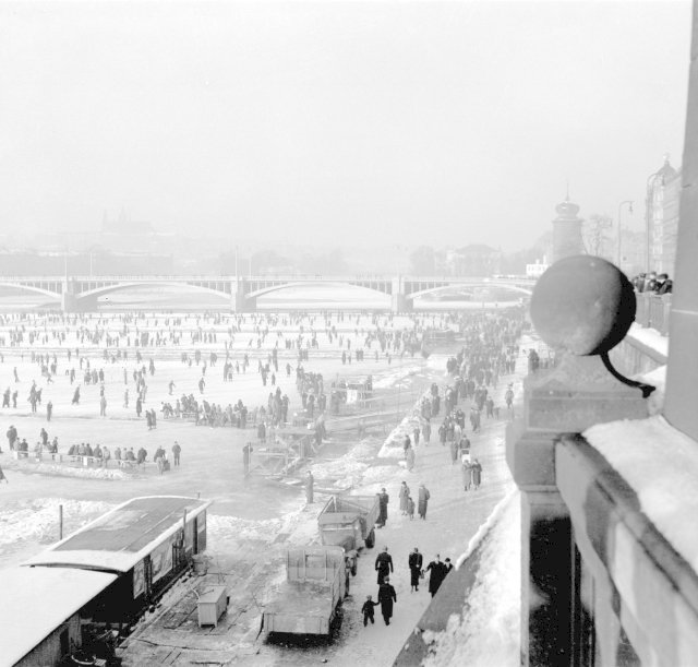 Nedělní Praha roku 1937: Bruslení na zamrzlé Vltavě