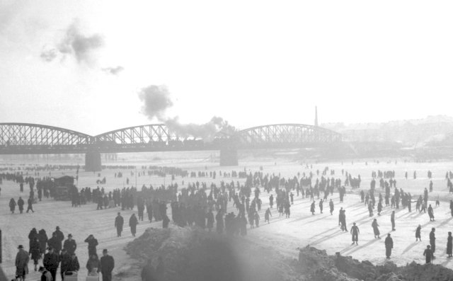 Nedělní Praha roku 1937: Bruslení na zamrzlé Vltavě.