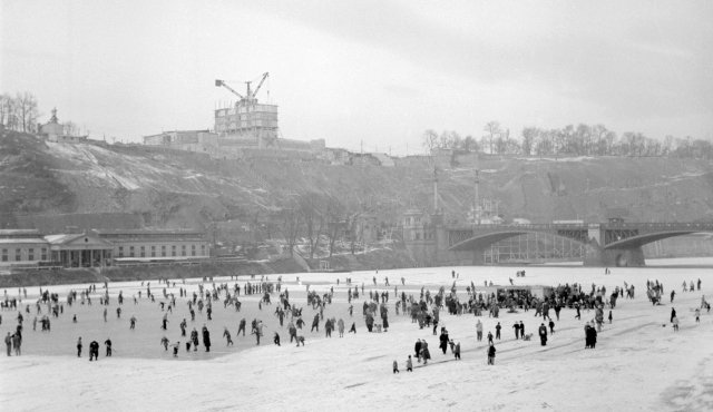 Bruslaři na Vltavě v Praze roku 1954