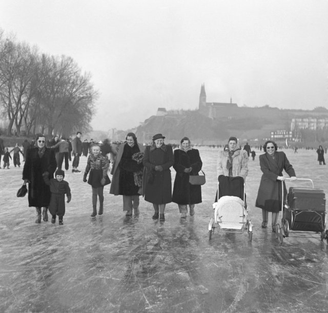 Roku 1950 vyrazily na zamrzlou Vltavu také matky s kočárky.