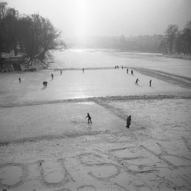 Bruslení na zamrzlé Vltavě roku 1951.