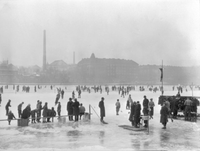 Bruslaři v Praze na Vltavě roku 1933.