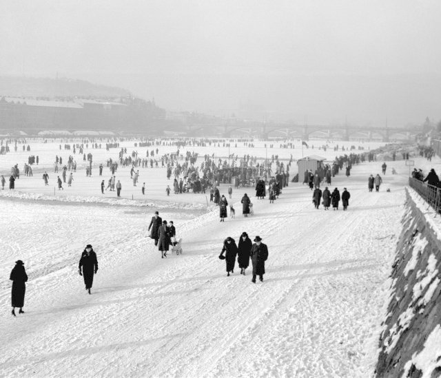 Zimní radovánky v plném proudu, zamrzlá Vltava roku 1937.