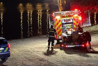 Noční drama u Karlova mostu: Opilec skočil do Vltavy, vytáhli ho hasiči. Nadýchal 2,7 promile