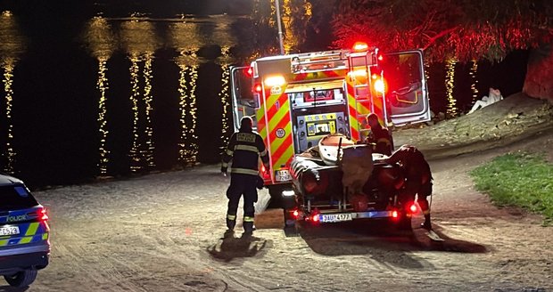 Hasiči zachraňovali opilého muže, který skočil z Karlova mostu do Vltavy.