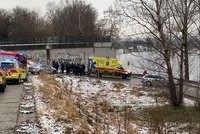 Boj o život u Vltavy! Muž (28) se zřítil z Trojského mostu do řeky, vylovili ho kajakáři