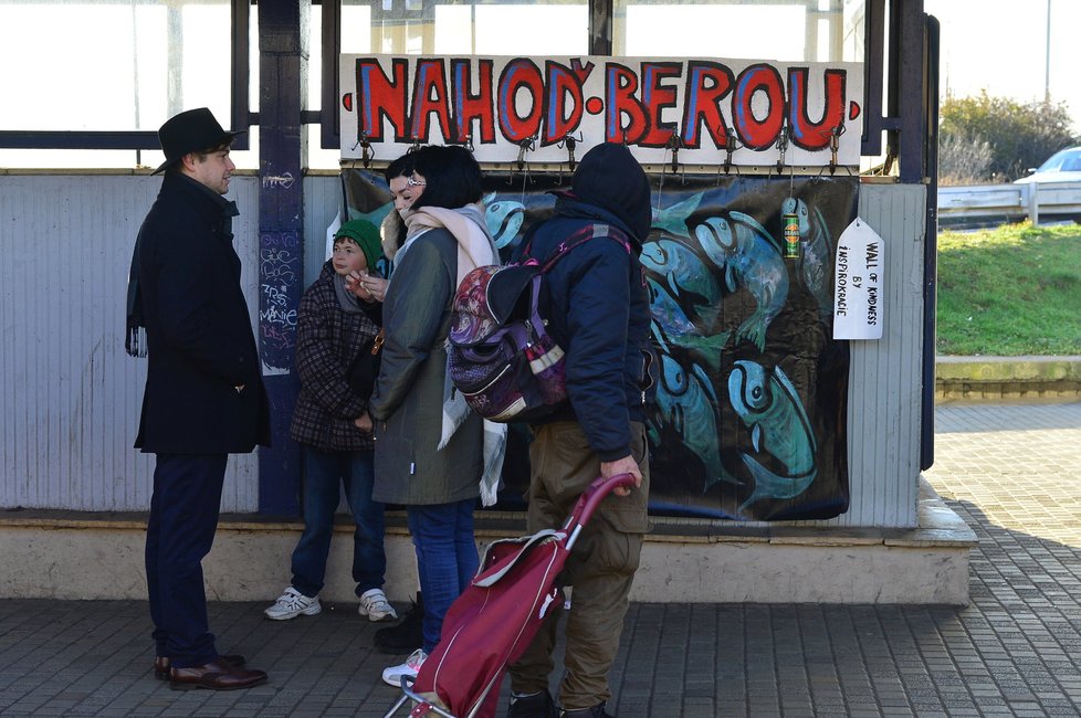 Na Vltavské fungují háčky na oblečení pro bezdomovce.
