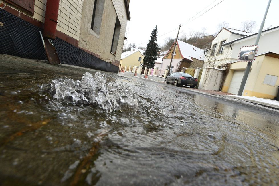 Havárie vody v Bohnické ulici v Praze