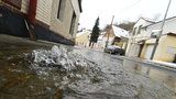Mráz v Praze »potrhal« potrubí: V Bohnicích tryská voda z chodníku 