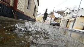 Mráz v Praze »potrhal« potrubí: V Bohnicích tryská voda z chodníku
