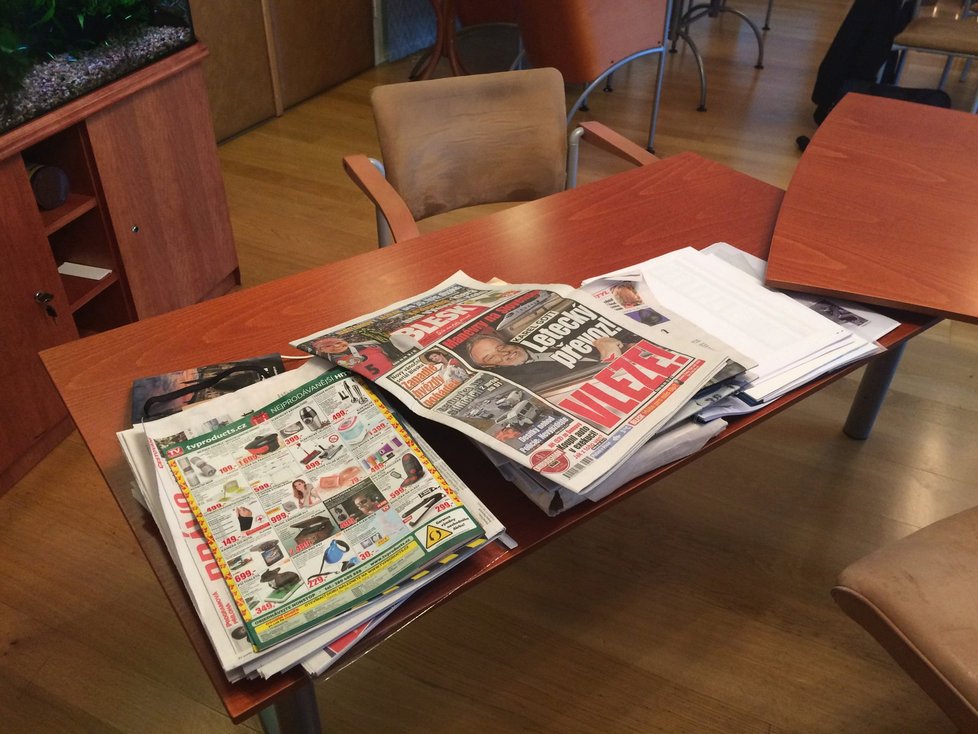 Na stole má hlavně denní tisk.