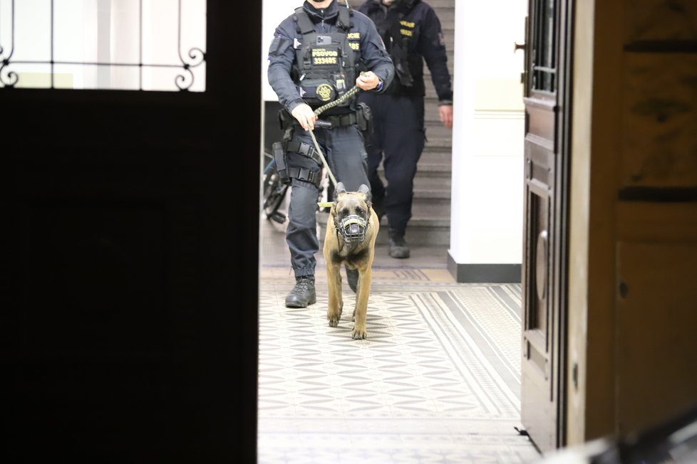 Policisté rozehnali nelegální párty v centru Prahy, 4. dubna 2021.