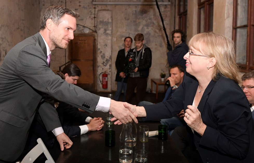 Lídři pražských politických stran jednají o složení magistrátu.