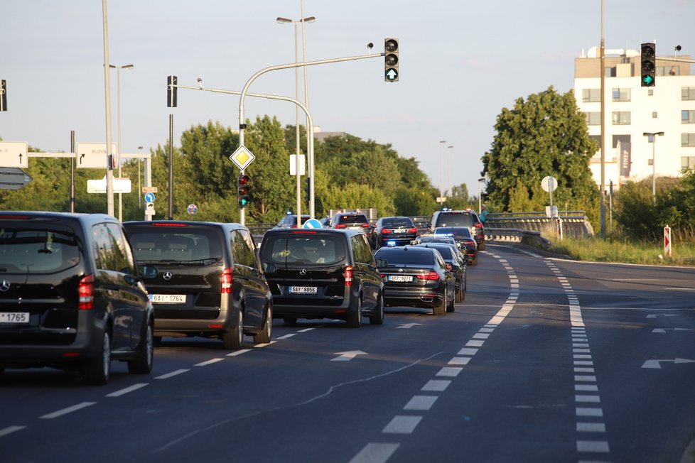 Kolona s prezidentem Volodymyrem Zelenským míří na Pražský hrad. (6. července 2023)