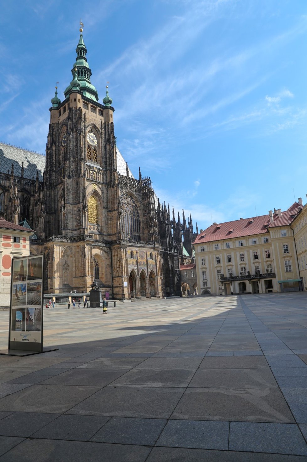 Po pietě za oběti covidu, která se konala 10. května 2021, zůstaly na dlažbě stříkance vosku.