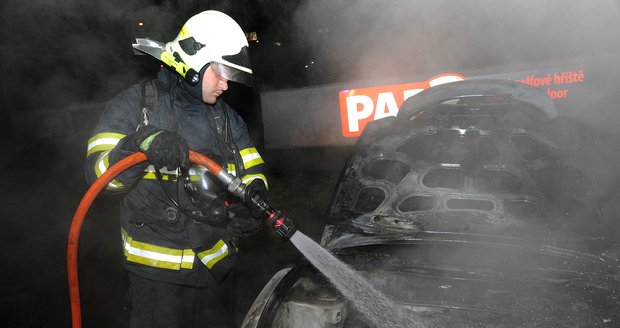 V Radotíně hasiči likvidovali požár vraku.