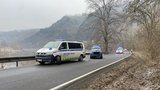 Muž řídil opilý, u Prahy narazil do auta strážníků! Z místa chtěl utéct, ale marně