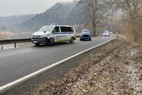 Muž řídil opilý, u Prahy narazil do auta strážníků! Z místa chtěl utéct, ale marně