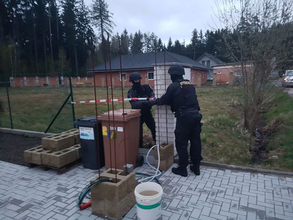 Zeťe policisté dopadlo po několika hodinách. Ten spáchal sebevraždu