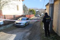 V domě v Čisovicích našli mrtvého muže (†79) se zbraní a ženu (†76): Policie případ nejspíš odloží