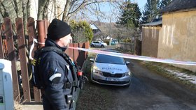 Vražda a sebevražda v Čísovicích u Prahy! V domě našli mrtvého muže (†79) se zbraní a ženu (†76)