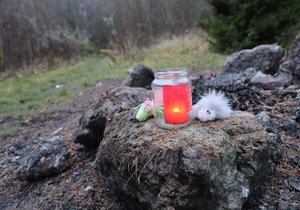 Na místě tragédie v Čakovicích se objevila svíčka. (29. listopadu 2022)