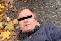 Syn vraha z tramvaje číslo 17 děsí sousedy: Vyhrožuje, šmíruje a zapaluje ploty!