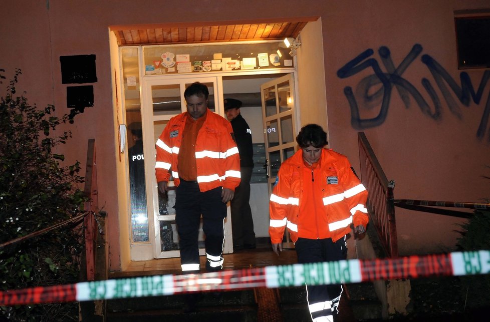 Záchranáři odcházejí z domu v pražských Stodůlkách, pro muže už nemohou nic udělat