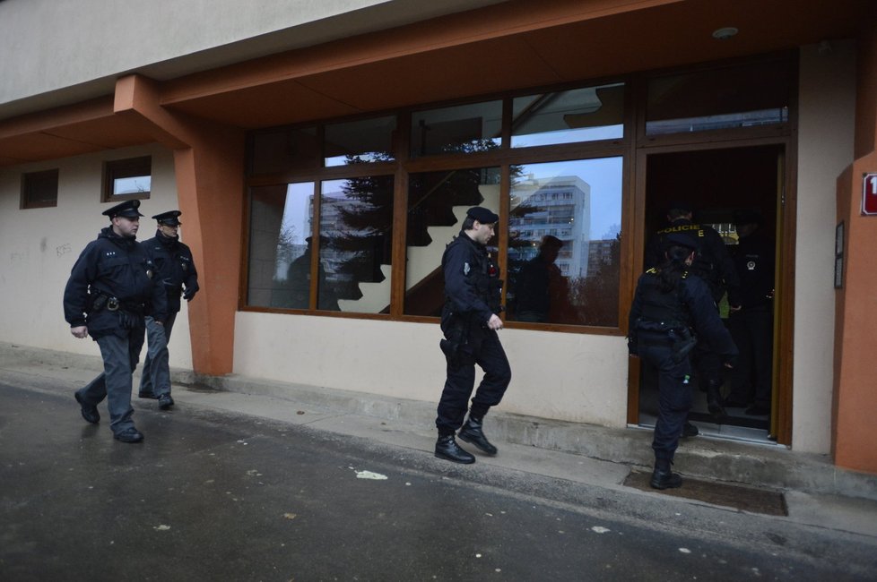 Na místo přijeli kriminalisté a známá pražská policejní mordparta.