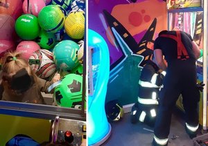 Holčička ve Vršovicích uvázla v automatu na hračky. (21. ledna 2024)