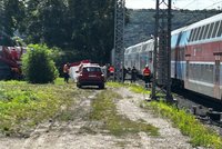 Tragédie ve Vršovicích: Ženu (†73) přejel vlak. Sebevražda? 120 lidí evakuovali