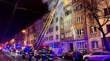 Ve Vršovicích na Nový rok hořel byt: Evakuace lidí i psů, dva lidé skončili v péči záchranářů