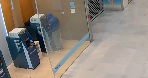 Pátrání po muži, který vybral z cizí platební karty zhruba 120 000 korun. Pátrání po muži, který vybral z cizí platební karty zhruba 120 000 korun.