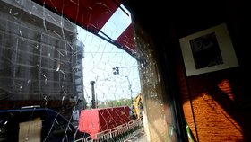 Popraskané sklo v okně Kavárny Slávia