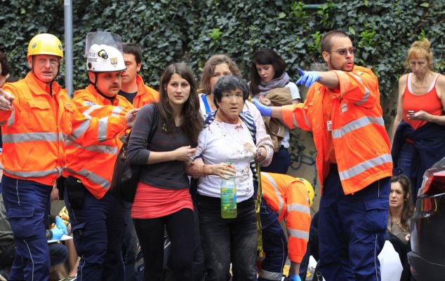Záchranáři a policisté evakuují lidé z okolí Národní třídy