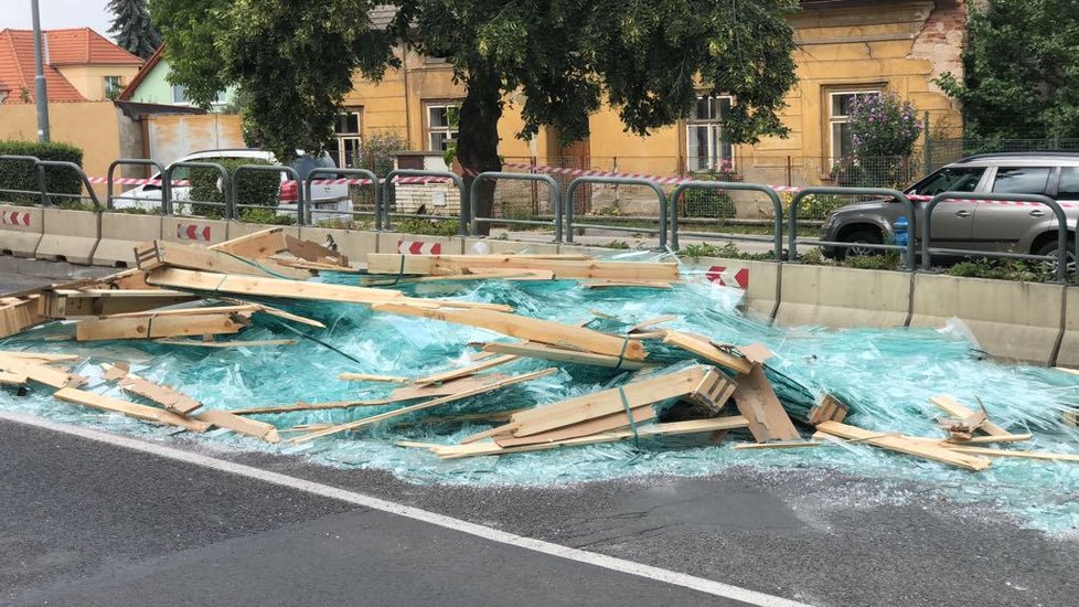 Modré moře střepů zaplavilo vozovku v Lázních Toušeň.