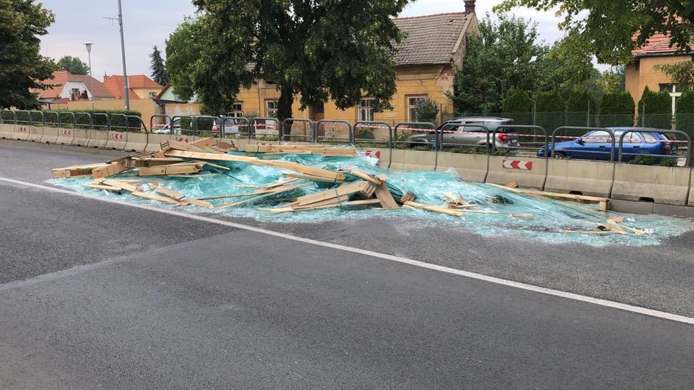 Modré moře střepů zaplavilo vozovku v Lázních Toušeň.