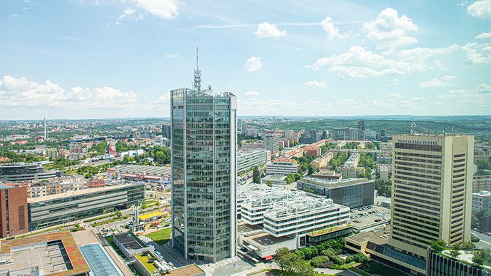 City Empiria, 104metrů vysoké někdejší sídlo Motokovu na Pankrácké pláni, je na prodej.