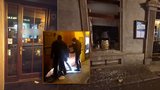 „Z výloh ke mně mluví hlasy.“ Muž jich v Praze rozbil šest během týdne, policie ho chytla s páčidlem