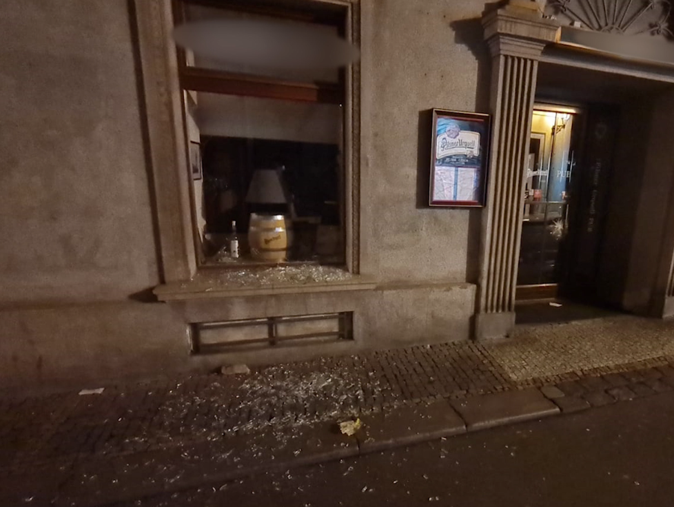 Muž rozbil několik výloh v centru Prahy.