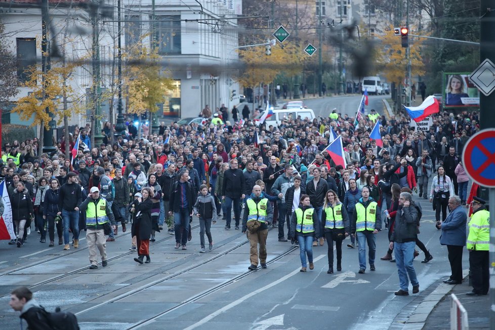 Rekonstrukce studentského průvodu z roku 1989, průvod vyrazil z Albertova na Vyšehrad, odkud po náplavce zamíří na Národní třídu, (17.11.2019)