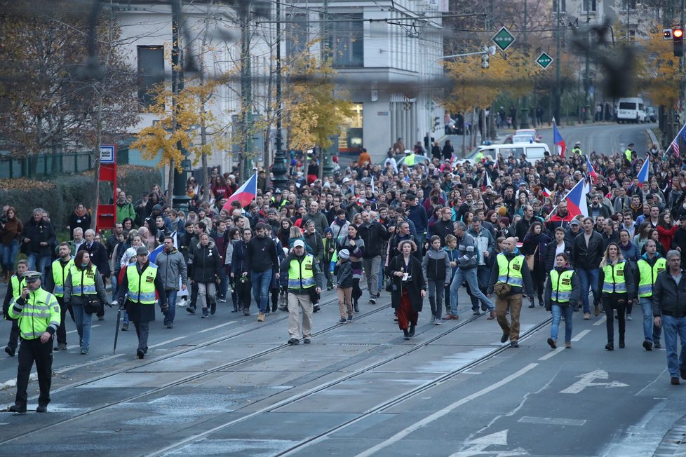 Rekonstrukce studentského průvodu z roku 1989, průvod vyrazil z Albertova na Vyšehrad, odkud po náplavce zamíří na Národní třídu, (17.11.2019)