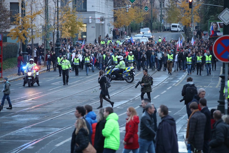 Rekonstrukce studentského průvodu z roku 1989, průvod vyrazil z Albertova na Vyšehrad, odkud po náplavce zamíří na Národní třídu, (17.11.2019)