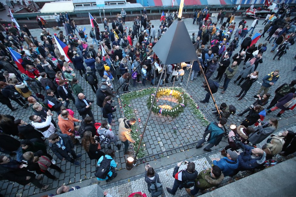 Rekonstrukce studentského průvodu z roku 1989, průvod vyrazil z Albertova na Vyšehrad, odkud po náplavce zamíří na Národní třídu, (17.11.2019)